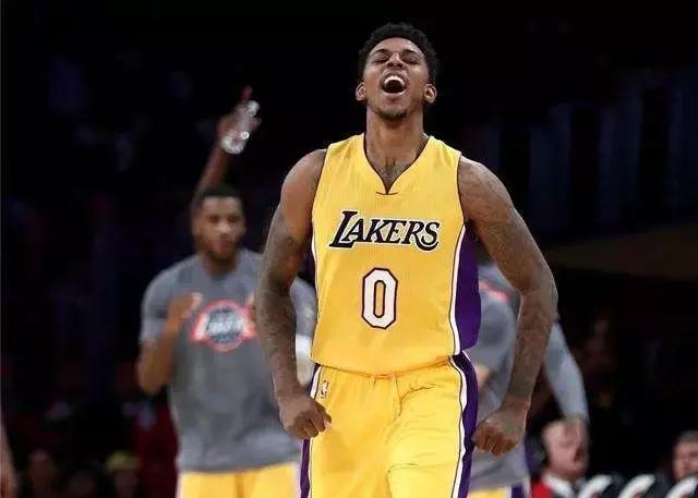 记者：多家豪门有意荷甲19岁中场斯密特，后者被标价2200万镑