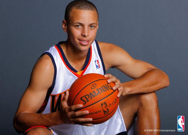 明尼苏达双城队凭借在室内球场的主场优势，多次在季后赛上演逆转好戏