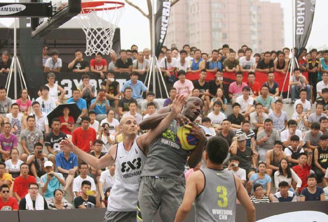 爆发！哈登三分钟内连续轰下9分 造对手三分犯规自己都笑了