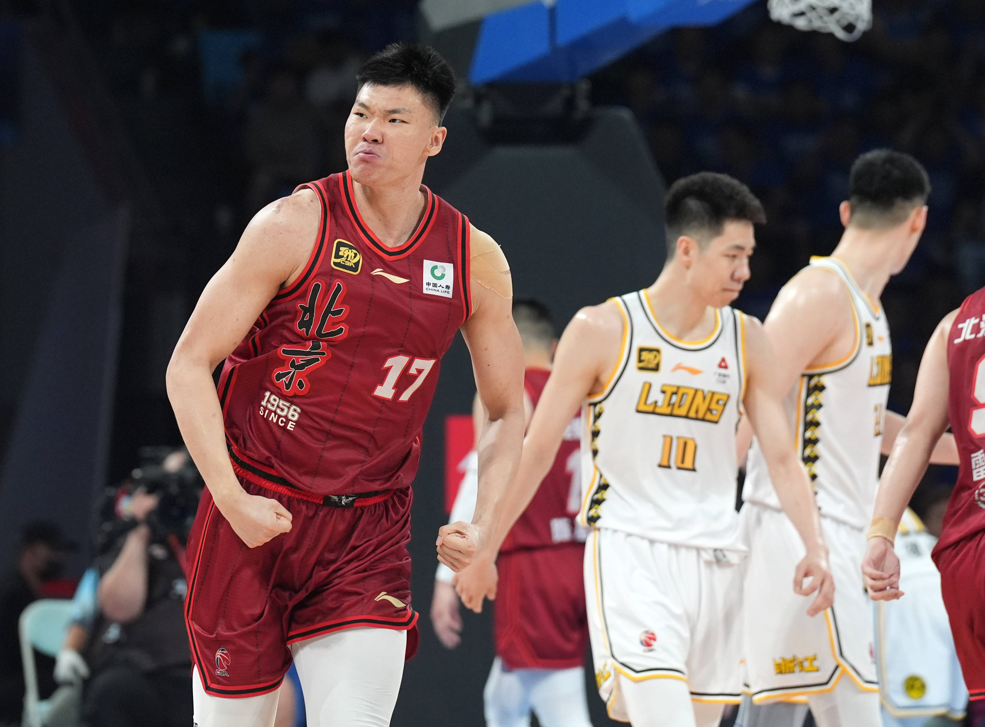 百步穿杨！东契奇踩着中场线三分命中 湖人落后16分末节决战