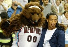 暴怒!周琦篮下进攻被焦海龙盖帽打中头部,气得摘下护目镜怒怼对方