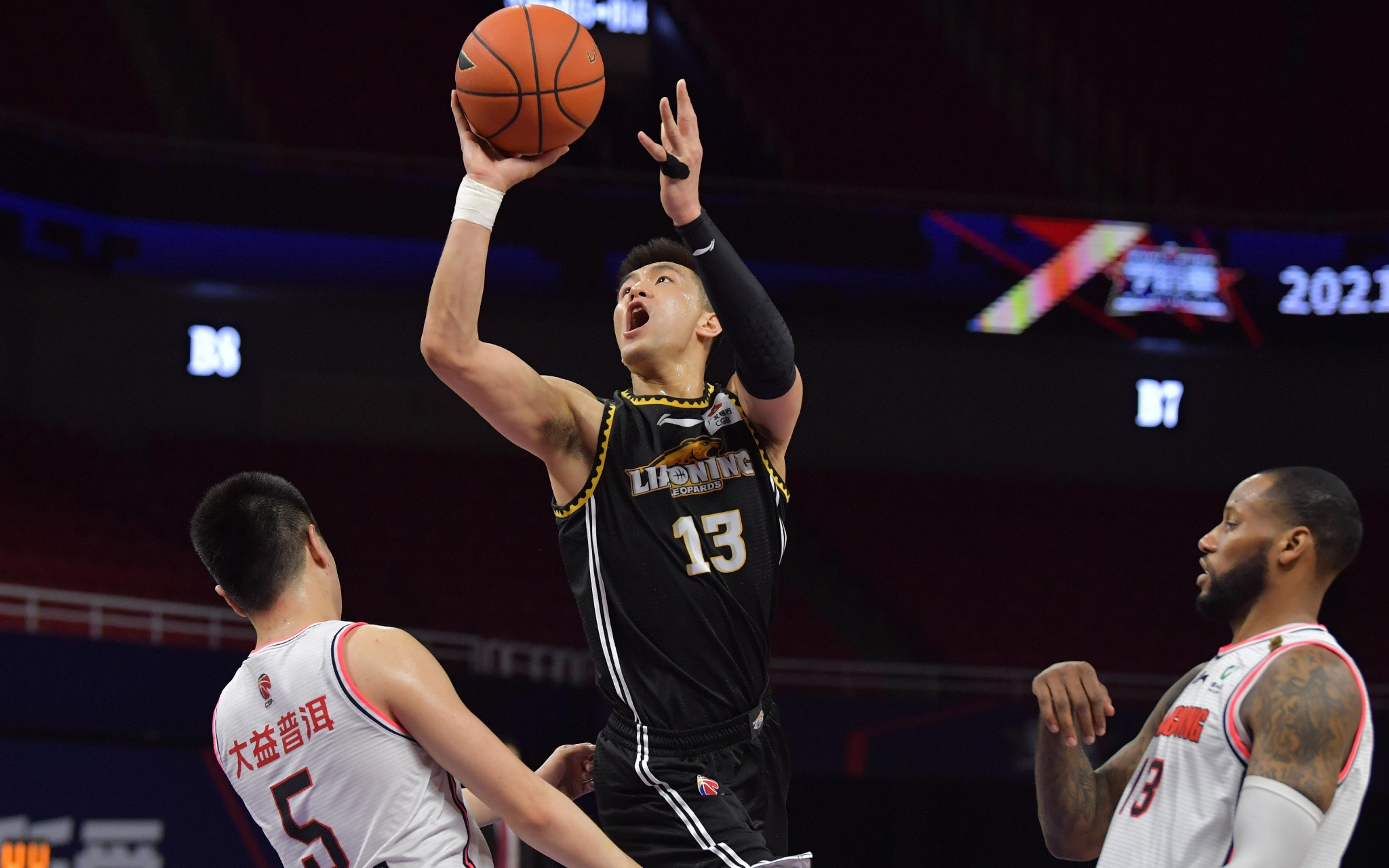 邹市明从奥运冠军到创业失败，经历挫折与反思，展现人生选择与责任的复杂性。