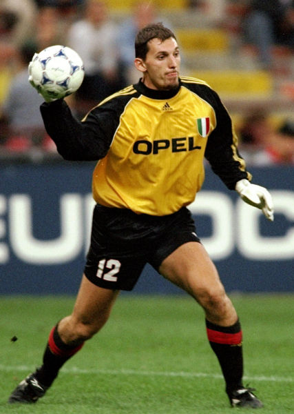 足球转会纪录：姆巴佩自由身加盟皇马，签字费1亿