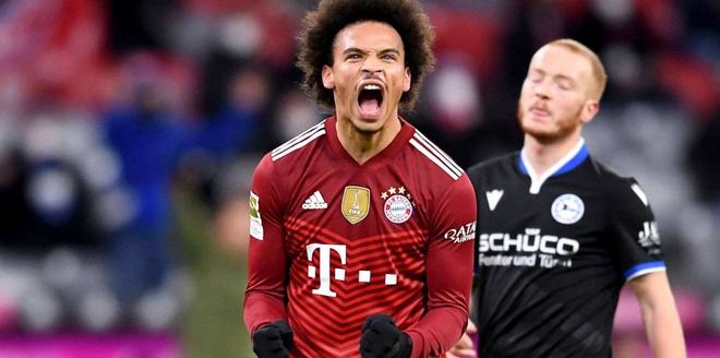 质疑判罚不公，C罗皇马时期也做过相同争议手势并高喊“抢劫”