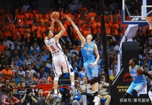 詹姆斯靠节奏稳住局势，东契奇砍42分点亮全场，这场比赛在讲述年龄与风格的变迁吗？