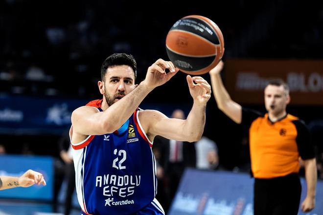 队记：拉尔森的左脚踝X光检查结果为阴性，明天进行MRI检查